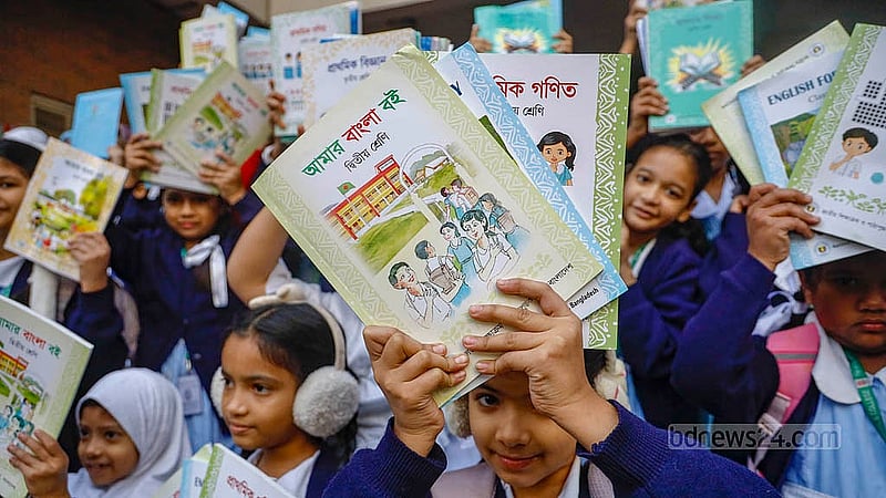 ভিকারুননিসা নূন স্কুল অ্যান্ড কলেজের আজিমপুর শাখায় বৃহস্পতিবার নতুন বই হাতে এক শিক্ষার্থী