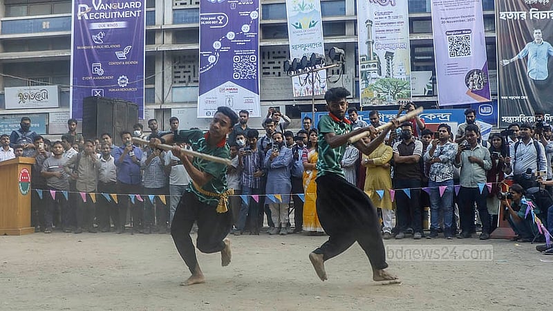 ঢাকা বিশ্ববিদ্যালয় টিএসসির পায়রা চত্বরে ছাত্রদলের নবান্ন উৎসবে ছিল গ্রামবাংলার ঐতিহ্যবাহী লাঠিখেলাও