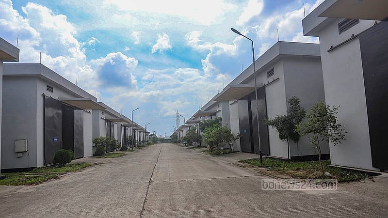 পুরান ঢাকার রাসায়নিকের গুদাম সরিয়ে নিতে শ্যামপুরে গুদাম নির্মাণ করা হলেও তাতে আগ্রহ নেই ব্যবসায়ীদের। ৫৪টি গুদামের মধ্যে বেশিরভাগই খালি পড়ে আছে। ছবি: আব্দুল্লাহ আল মমীন