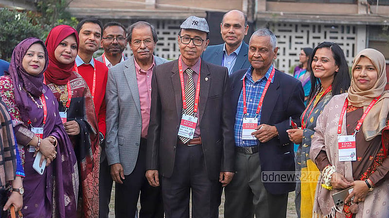 কেউ ক্যাম্পাস ছেড়েছেন সত্তর কিংবা আশির দশকে, কেউ আবার দুই-তিন বছর আগে। কারো মুখের বলিরেখায় বয়সের ভার; কেউ এখনও তরুণ তুর্কি। ঢাবির টিএসসিতে ইংরেজি বিভাগের সাবেক শিক্ষার্থীদের পুনর্মিলনে এসে সবাই যেন একাকার।