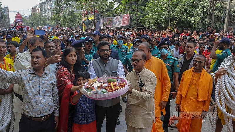ঢাকায় রোববার শ্রী শ্রী জগন্নাথ দেবের রথযাত্রায় অংশ নেন সনাতন ধর্মাবলম্বীরা।