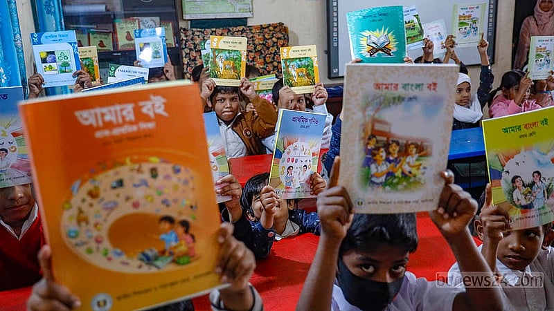 ঢাকার আজিমপুর আদর্শ সরকারি প্রাথমিক বিদ্যালয়ে বৃহস্পতিবার নতুন বই পেয়ে উচ্ছ্বসিত শিক্ষার্থীরা