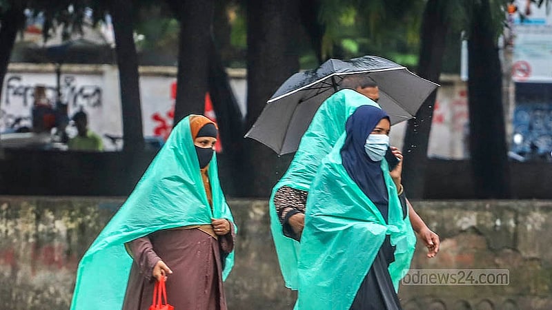 বৃষ্টি থেকে রক্ষায় মাথায় পলিথিন মুড়িয়ে গন্ত্যেবের পথে। মঙ্গলবার ঢাকা বিশ্ববিদ্যালয় এলাকা থেকে তোলা।  ছবি: আব্দুল্লাহ আল মমীন