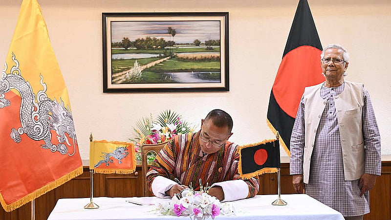 প্রধান উপদেষ্টা প্রফেসর মুহাম্মদ ইউনূসের উপস্থিতিতে আজ ঢাকায় তেজগাঁওয়ে প্রধান উপদেষ্টার কার্যালয়ে ভুটানের প্রধানমন্ত্রী শেরিং টোবগে দর্শনার্থী বইয়ে স্বাক্ষর করেন