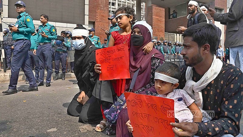 আওয়ামী লীগ সরকারের দেড় দশকে নানা অভিযোগে চাকরিচ্যুত পুলিশ সদস্যরা চাকরি ফিরে পাওয়ার দাবিতে আন্দোলন করছেন। বৃহস্পতিবার সচিবালয়ের সামনে সন্তান কোলে অবস্থান নিয়েছেন এক নারী সদস্য।