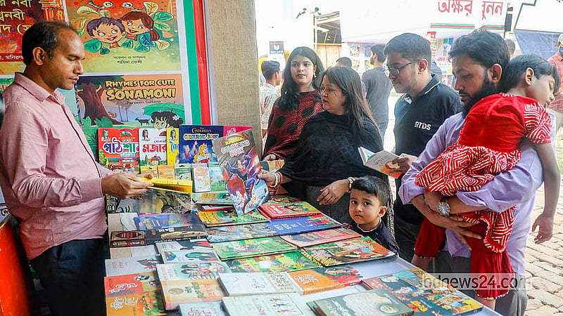 একুশে বইমেলার প্রথম দিন বিভিন্ন স্টল ঘুরে দেখেন পাঠক-দর্শনার্থীরা