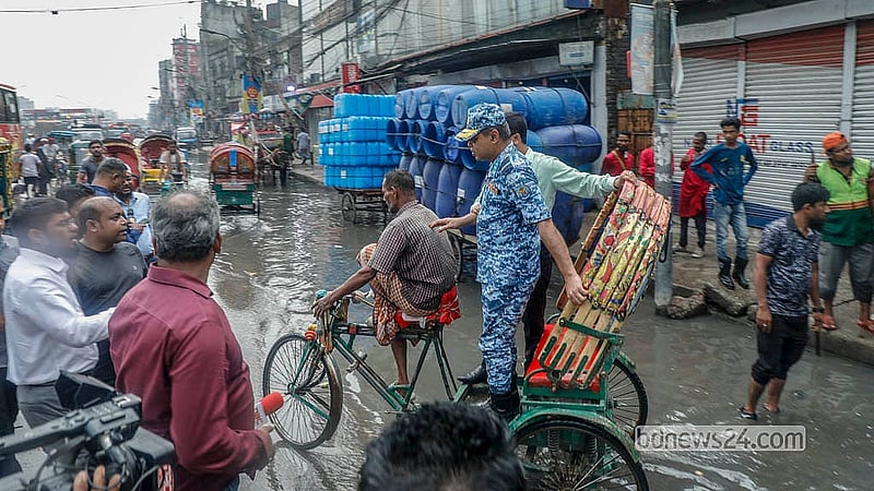 সোমবার দুপুরের বৃষ্টিতে যাত্রাবাড়ীর কুতুবখালী খাল এলাকায় জলজট তৈরি হলে সেখানে পরিদর্শনে যান ঢাকা দক্ষিণ সিটির প্রধান বর্জ্য ব্যবস্থাপনা কর্মকর্তা মাহাবুবুর রহমান তালুকদার