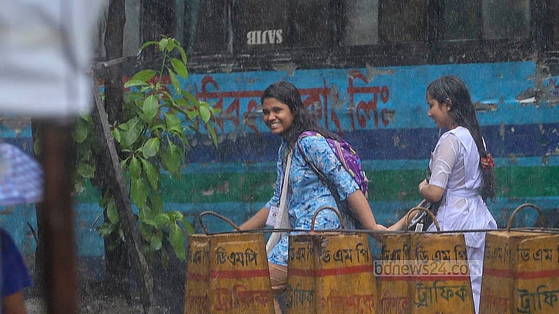 বৃষ্টিতে ভিজে কলেজ শেষে বাড়ির পথে দুই শিক্ষার্থী। মঙ্গলবার স্বামীবাগ এলাকা থেকে তোলা। ছবি: আব্দুল্লাহ আল মমীন