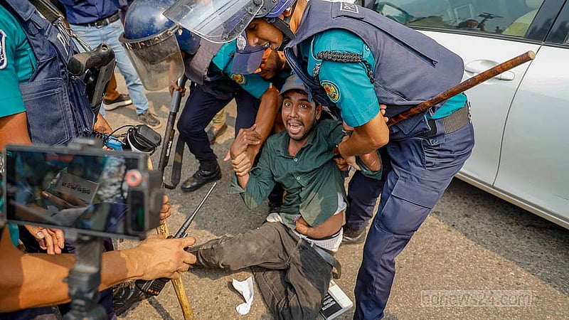 শাহবাগে বুধবার দুপুরে চাকরিপ্রত্যাশী দৃষ্টি প্রতিবন্ধীদের ‘লং মার্চ’ পুলিশ আটকে দিলে সড়কে শুয়ে পড়েন একজন। পরে পুলিশ তাকে সরিয়ে দেয়। ছবি: মাহমুদ জামান অভি