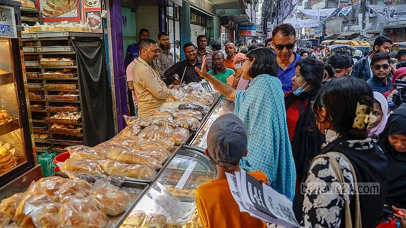 ত্রয়োদশ সংসদ নির্বাচন ঘিরে ঢাকার সিপাহীবাগ টেম্পো স্ট্যান্ড এলাকায় সোমবার নির্বাচনি প্রচার চালান ঢাকা-৯ আসনের স্বতন্ত্র প্রার্থী তাসনিম জারা