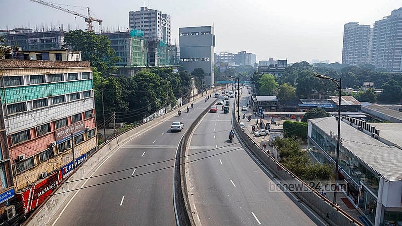 কার্যক্রম নিষিদ্ধ আওয়ামী লীগের ‘লকডাউন কর্মসূচিতে’ বৃহস্পতিবার দুপুরে মৌচাক-মগবাজার ফ্লাইওভারে যানবাহনের চাপ ছিল না। ছবি: মাহমুদ জামান অভি