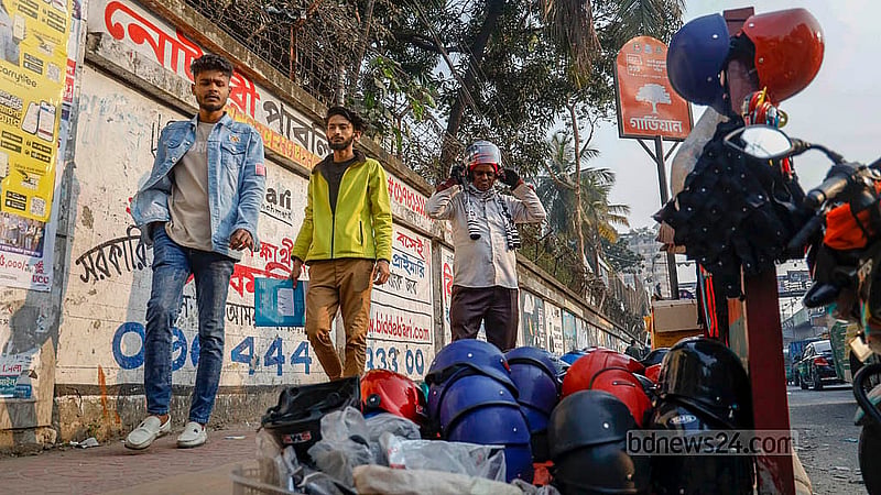 আইনি বাধ্যবাধকতায় অনেক রাইড শেয়ার চালক ফুটপাতের সস্তা, নিম্নমানের হেলমেট কিনে কোনোমতে মামলা ঠেকানোর ব্যবস্থা করছেন
