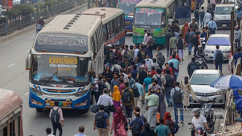 ঢাকার বনানী এলাকায় বৃহস্পতিবার বিকালে অফিস ছুটির পর বাসে উঠতে একপ্রকার যুদ্ধ করতে হয় কর্মজীবীদের। ছবি: মাহমুদ জামান অভি