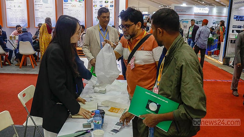 ইন্টারন্যাশনাল কনভেনশন সিটি বসুন্ধরায় আন্তর্জাতিক প্লাস্টিক, প্যাকেজিং ও প্রিন্টিং শিল্প মেলার একটি স্টলে শুক্রবার পচনশীল পলিথিন তৈরি করে দেখানো হচ্ছে