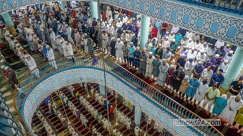 রোজার শেষ শুক্রবার বায়তুল মোকাররম মসজিদে জুমার নামাজে হাজারো মানুষ