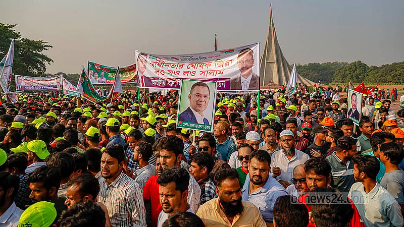 স্বাধীনতা দিবসে বুধবার সাভার জাতীয় স্মৃতিসৌধে ব্যানার ও প্ল্যাকার্ড হাতে হাজারো মানুষের ঢল। ছবি: মাহমুদ জামান অভি