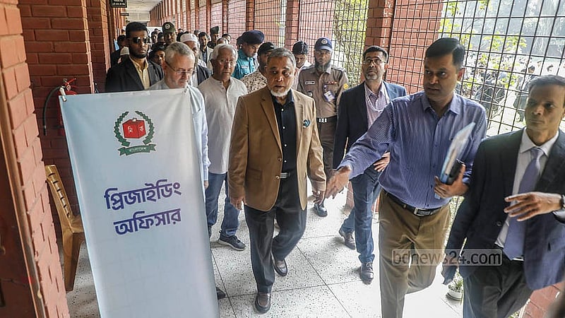 শেরেবাংলা নগর সরকারি বালিকা উচ্চ বিদ্যালয়ে শনিবার ‘মক ভোটিং’ পরিদর্শন করেন প্রধান নির্বাচন কমিশনার এএমএম নাসির উদ্দিন