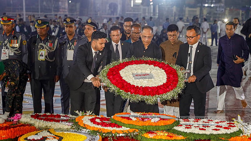 আন্তর্জাতিক মাতৃভাষা দিবসে কেন্দ্রীয় শহীদ মিনারে শ্রদ্ধা নিবেদন করেন জাতীয় নিরাপত্তা গোয়েন্দা অধিদপ্তরের মহাপরিচালক মেজর জেনারেল আবু মোহাম্মদ সরোয়ার ফরিদ