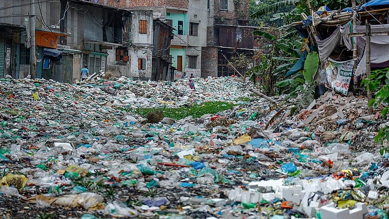 দক্ষিণ কেরানীগঞ্জের শুভাঢ্যা খালের ‘জোড়া ব্রিজ’ অংশে পলিথিনবর্জ্য সবচেয়ে বেশি। ছবি: মাহমুদ জামান অভি