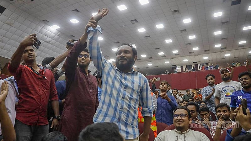 রাজশাহী বিশ্ববিদ্যালয় কেন্দ্রীয় ছাত্র সংসদ নির্বাচনে চুড়ান্ত ফল ঘোষণার পর উল্লসিত বিজয়ী প্রার্থীরা। ছবি: মাহমুদ জামান অভি