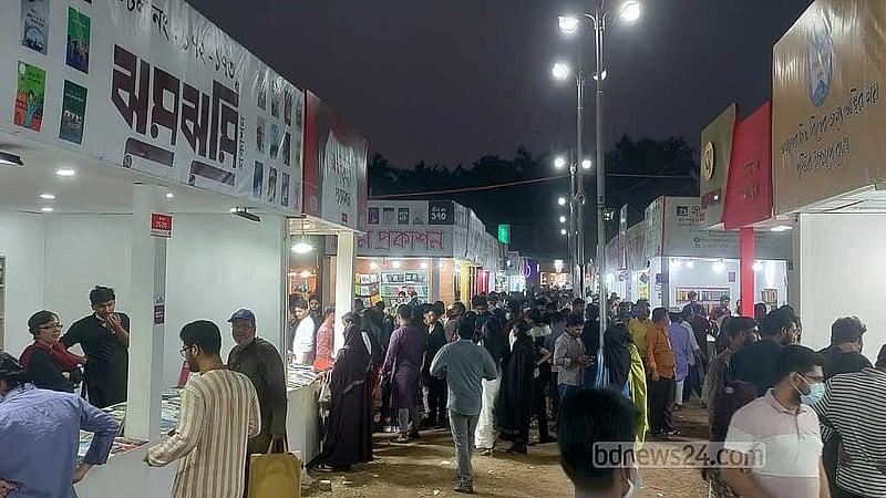 রাজধানীর সোহরাওয়ার্দী উদ্যানে শুক্রবার অমর একুশে বইমেলার স্টল ঘুরে বই কিনছেন দর্শনার্থীরা।