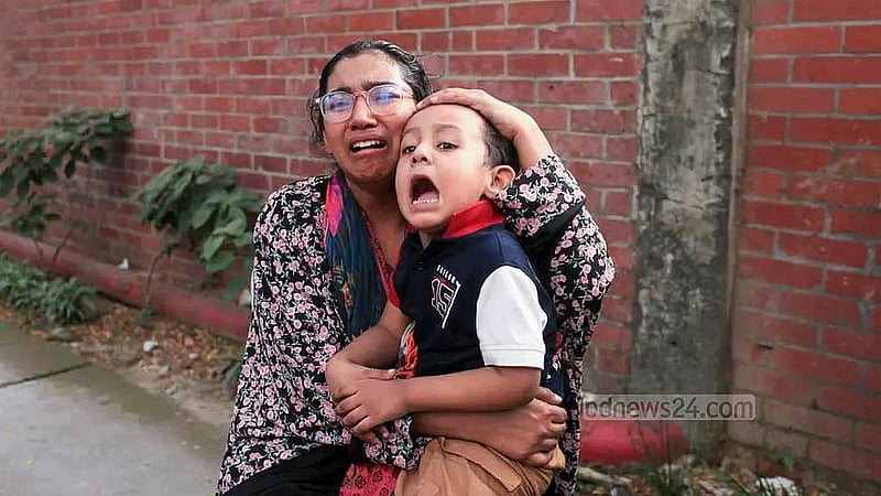 ঢাকার ফার্মগেটে রোববার মেট্রো লাইনের বিয়ারিং প্যাড খসে পড়ে প্রাণ হারানো আবুল কালামের স্বজনদের আহাজারি। শহীদ সোহরাওয়ার্দী মেডিকেল কলেজ হাসপাতাল থেকে তোলা।