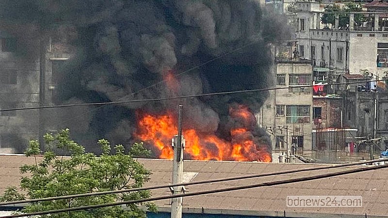 ঢাকার কেরাণীগঞ্জের কদমতলী এলাকায় শনিবার গ্যাসলাইটার কারখানায় আগুন লাগে।