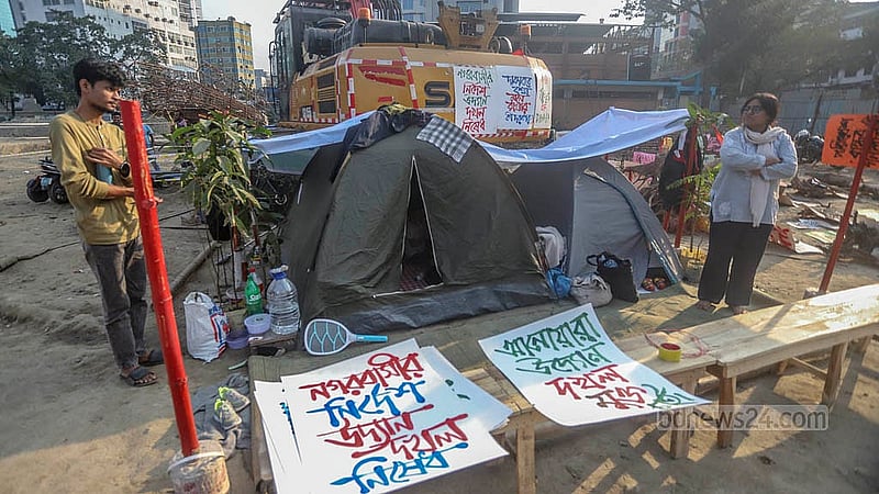 পান্থকুঞ্জ পার্কে নির্মাণাধীন এলিভেটেড এক্সপ্রেসওয়ের যন্ত্রাংশ ঘিরে রাখা হয়েছে প্ল্যাকার্ড। বিভিন্ন সংগঠনের আন্দোলনের মুখে সেখানে বন্ধ রয়েছে এক্সপ্রেসওয়ের নির্মাণ কাজ। ছবি: আব্দুল্লাহ আল মমীন