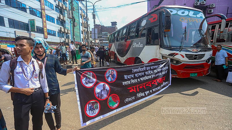বৈষম্যবিরোধী ছাত্র আন্দোলনের সময় শনির আখড়ায় ইমাম হাসান তাইমের হত্যার বিচারের দাবিতে বিক্ষোভের সময় গাড়ি চলাচলে বাধা দেন শিক্ষার্থীরা। ছবি: আব্দুল্লাহ আল মমীন
