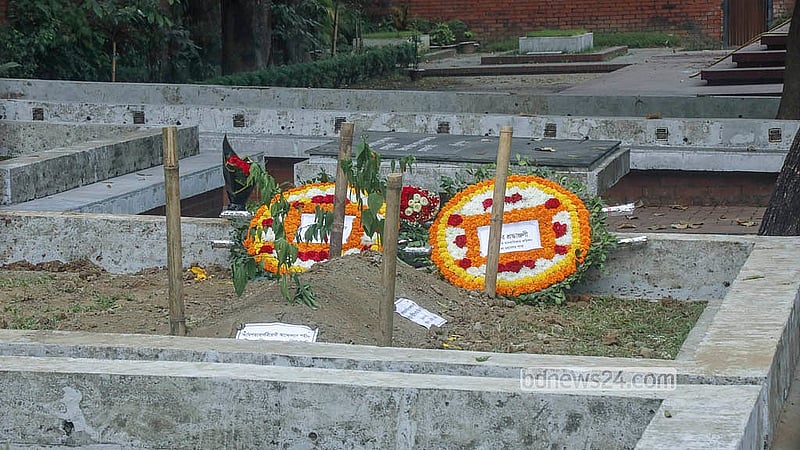 ঢাকা বিশ্ববিদ্যালয়ের কেন্দ্রীয় মসজিদ লাগোয়া জাতীয় কবি কাজী নজরুল ইসলামের সমাধির পাশে সমাহিত করা হয়েছে ইনকিলাব মঞ্চের আহ্বায়ক শরীফ ওসমান হাদিকে