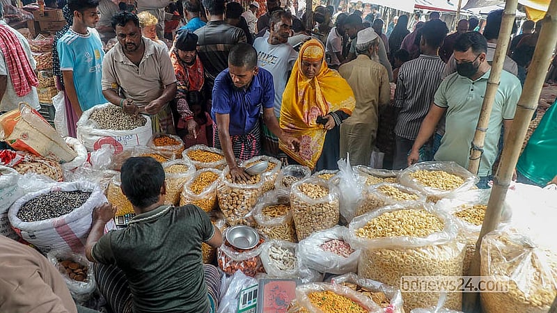 নারায়ণগঞ্জের সোনারগাঁও উপজেলায় কাইকারটেক হাটের বয়স ২০০ বছরের বেশি। রোববার হাটের দিন সেখানে পা পড়ে আশপাশের জেলার ক্রেতা-বিক্রেতাদেরও। ছবি: আব্দুল্লাহ আল মমীন