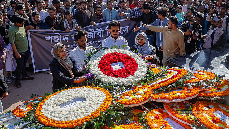 শহীদ বুদ্ধিজীবী দিবসে রায়েরবাজার বধ্যভূমি স্মৃতিসৌধে শ্রদ্ধা নিবেদন করেন সদ্য সাবেক উপদেষ্টা আসিফ মাহমুদ সজীব ভূঁইয়া