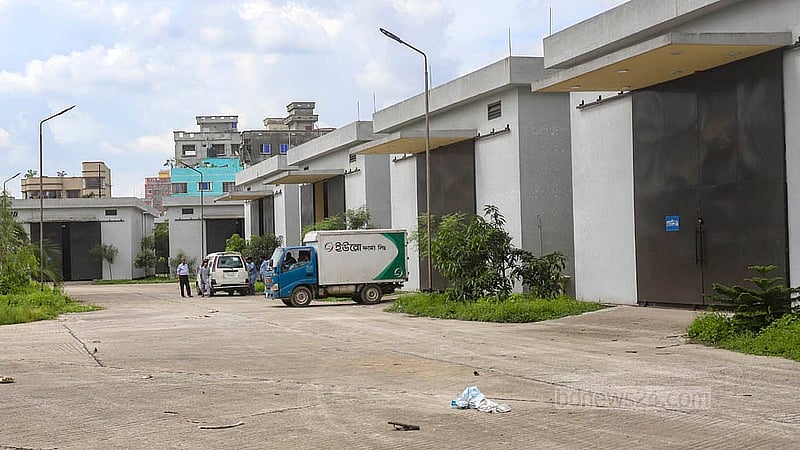 রাজধানীর শ্যামপুরে রাসায়নিকের গুদামে প্রতি বর্গফুটের ভাড়া ৭০ টাকা থেকে কমিয়ে ৩৮ টাকা করা হলেও ‘আগ্রহ নেই’ ব্যবসায়ীদের। ছবি: আব্দুল্লাহ আল মমীন