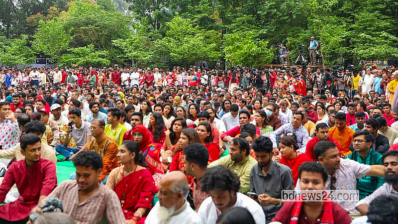বাংলা নববর্ষের সকালে মঙ্গলবার রমনা বটমূলে ছায়ানটের অনুষ্ঠানে সবাই আসেন বৈশাখী সাজে।