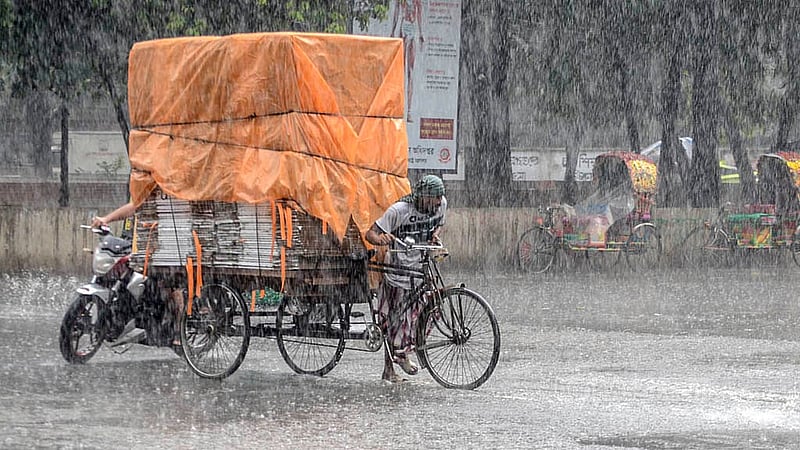 রাজধানীতে সোমবার দুপুরে মুষলধারে বৃষ্টি ঝরলে ভোগান্তিতে পড়ে মানুষ। ঢাকা বিশ্ববিদ্যালয়ে টিএসসি এলাকা থেকে তোলা।