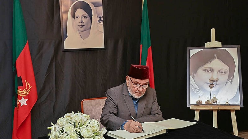 বিএনপি চেয়ারপারসন খালেদা জিয়ার মৃত্যুতে মঙ্গলবার গুলশান তার রাজনৈতিক কার্যালয়ে শোক বইয়ে স্বাক্ষর করেন বিভিন্ন দেশের রাষ্ট্রদূতরা