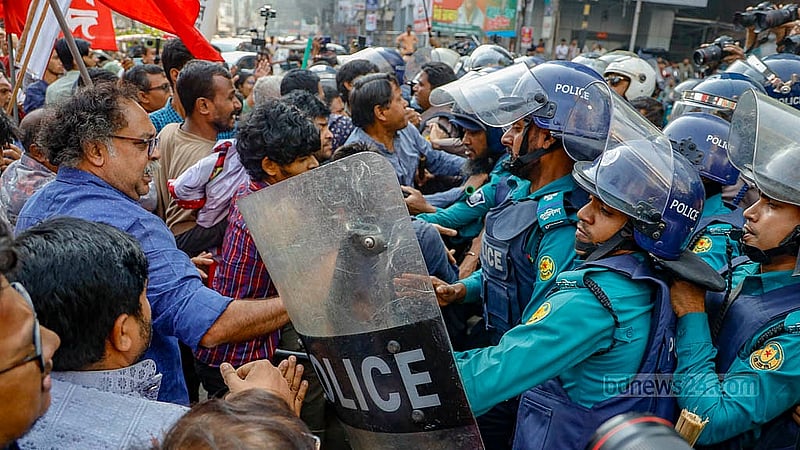 বন্দর পরিচালনার দায়িত্ব বিদেশি অপারেটরদের দেওয়ার প্রতিবাদে বাম গণতান্ত্রিক জোট প্রধান উপদেষ্টার বাসভবন যমুনা অভিমুখে বৃহস্পতিবার মিছিল বের করে। কাকরাইল মোড়ে পৌঁছালে তাদের বাধা দেয় পুলিশ; এসময় পুলিশের সঙ্গে নেতাকর্মীদের ধস্তাধস্তি হয়