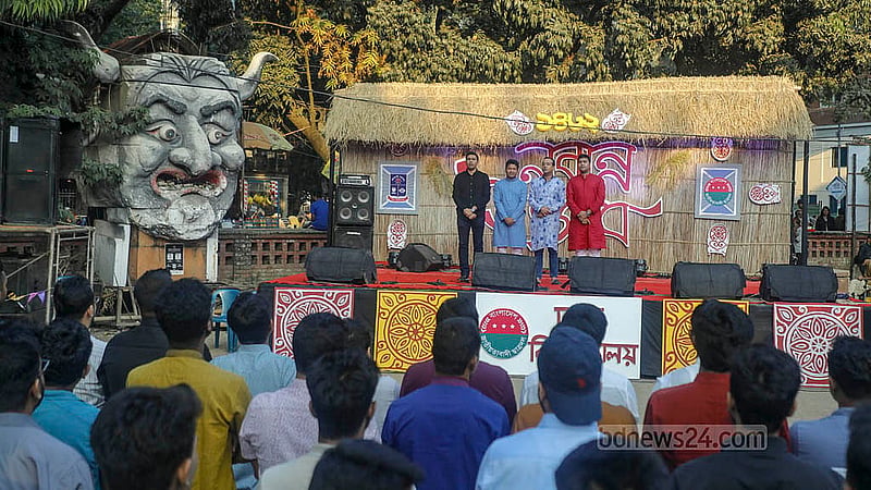 জাতীয় সংগীতের মধ্য দিয়ে বৃহস্পতিবার ঢাকা বিশ্ববিদ্যালয় টিএসসির পায়রা চত্বরে ছাত্রদলের আয়োজনে শুরু হয় নবান্ন উৎসব