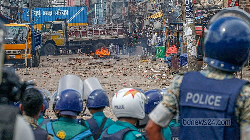 ১৯ জুলাই ২০২৪: যাত্রাবাড়ীতে আন্দোলনকারীদের সঙ্গে আইনশৃঙ্খলা রক্ষাকারী বাহিনীর তুমুল সংঘর্ষ বাধে। আন্দোলনকারীদের উপর গুলি ছোড়ে পুলিশ। ছবি: আব্দুল্লাহ আল মমীন