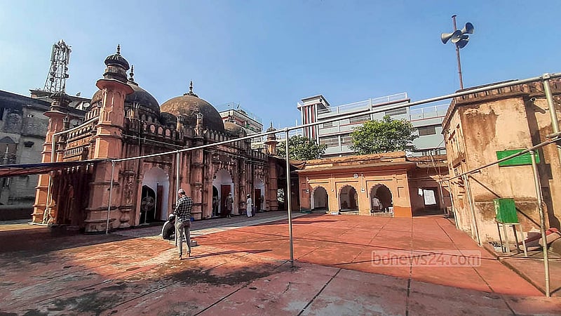 খান মোহাম্মাদ মৃধা মসজিদের উত্তর-পূর্ব দিকে রয়েছে মাদ্রাসা ভবন। মসজিদ আর মাদ্রাসা ছাড়া বাকি অংশ উন্মুক্ত