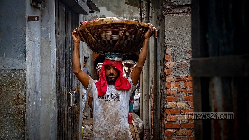 পুরান ঢাকার পোস্তা এলাকায় কাঁচা চামড়া ঝুড়িতে করে আড়তে নিয়ে যাচ্ছেন এক শ্রমিক। ছবি: মাহমুদ জামান অভি