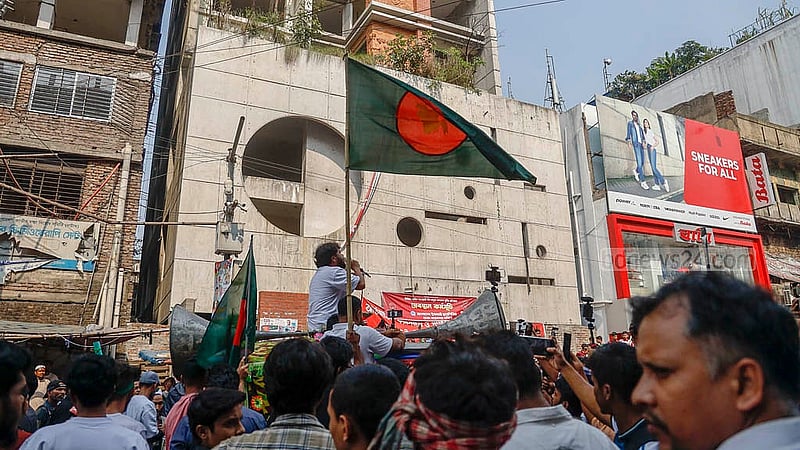 শেখ হাসিনার মানবতাবিরোধী অপরাধের মামলায় রায়ের তারিখ ঘোষণার দিন বৃহস্পতিবার সকালে গুলিস্তানে আওয়ামী লীগের কেন্দ্রীয় কার্যালয়ে সামনে মহড়া দিতে দেখা যায় অনেককে