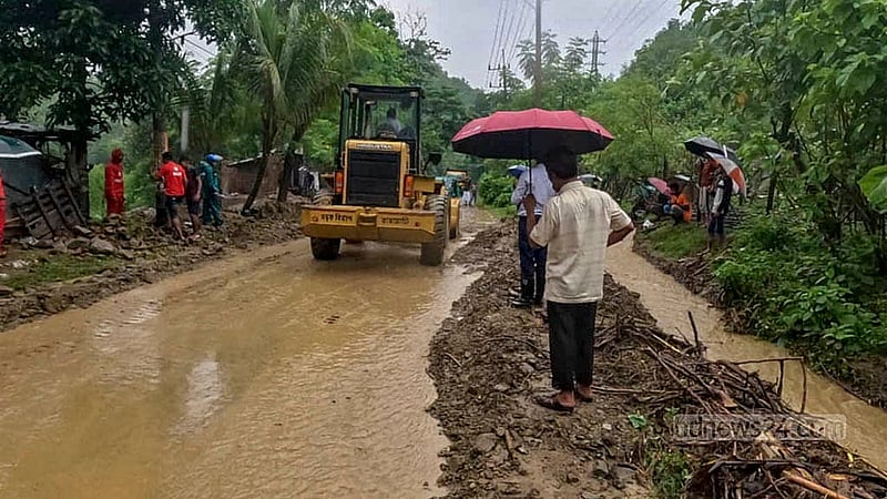 রাঙামাটিতে টানা বৃষ্টিতে পাহাড় ধসের পর সড়ক থেকে মাটি সরাচ্ছে রাঙামাটি সড়ক বিভাগ।