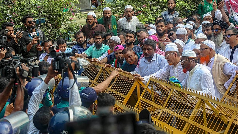 নভেম্বরে গণভোটসহ পাঁচ দাবিতে প্রধান উপদেষ্টাকে স্মারকলিপি দিতে যাওয়া ধর্মভিত্তিক ৮ দলের নেতাকর্মীকে বৃহস্পতিবার মৎস্য ভবন মোড়ে আটকে দেয় পুলিশ। ছবি: আব্দুল্লাহ আল মমীন