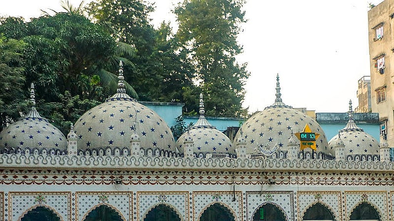 দেয়াল থেকে শুরু করে গম্বুজ পর্যন্ত তারায় তারায় খচিত বলে মানুষের কাছে এটি তারা মসজিদ হিসেবে পরিচিত