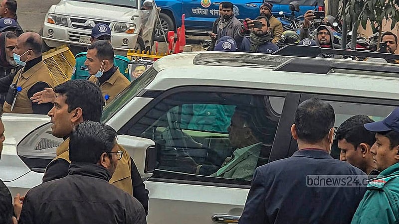 সাবেক প্রধানমন্ত্রী, বিএনপি চেয়ারপারসন খালেদা জিয়ার মৃত্যুর পর মঙ্গলবার সকালে এভারকেয়ার হাসপাতাল থেকে বের হচ্ছেন তার বড় ছেলে, দলের ভারপ্রাপ্ত চেয়ারম্যান তারেক রহমান।