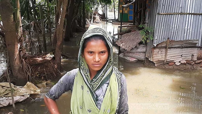 পলি আক্তার সাংবাদিক দেখে অনুরোধ করলেন, তার নামটা যেন লেখা হয় ত্রাণের জন্য।