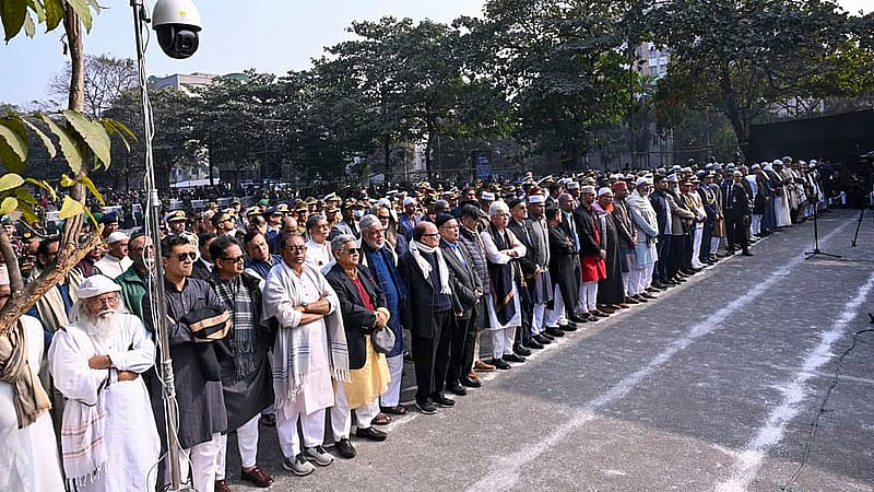 প্রধান উপদেষ্টা মুহাম্মদ ইউনূস, উপদেষ্টা পরিষদের সদস্য, বিভিন্ন রাজনৈতিক দলের নেতা, তিন বাহিনীর প্রধানসহ বিভিন্ন দেশের কূটনীতিকরা বুধবার সংসদ ভবন প্রাঙ্গণে সাবেক প্রধানমন্ত্রী, বিএনপি চেয়ারপাসন খালেদা জিয়ার জানাজায় অংশ নেন। ছবি: পিআইডি