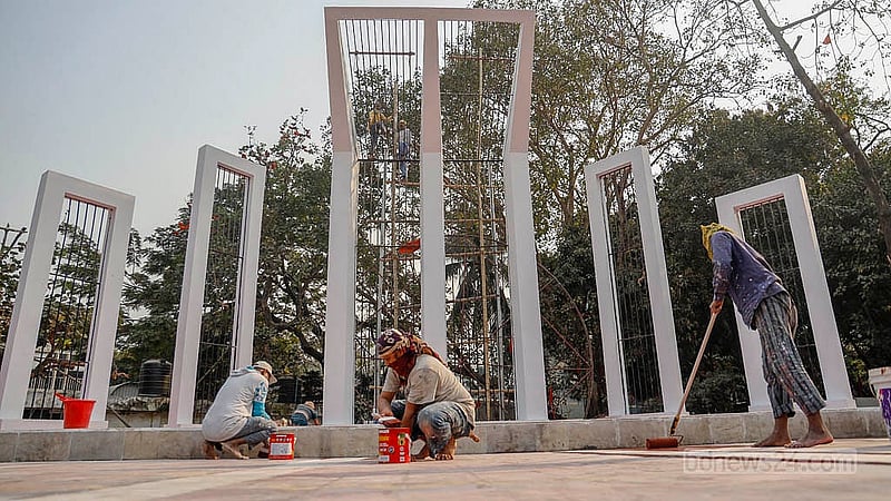 ঢাকায় কেন্দ্রীয় শহীদ মিনার ধোয়ামোছার পাশাপাশি, রঙ-তুলিতে সাজানো হচ্ছে। একুশে ফেব্রুয়ারিতে সেখানে ভাষা শহীদদের প্রতি শ্রদ্ধা জানাবে সব শ্রেণি-পেশার মানুষ