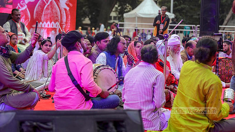 বাউল আবুল সরকারের মুক্তি এবং সারা দেশে মাজার ভক্তদের ওপর হামলার বিচারের দাবিতে শুক্রবার কেন্দ্রীয় শহীদ মিনারে প্রতিবাদ সমাবেশ ও গানের আসর হয়েছে